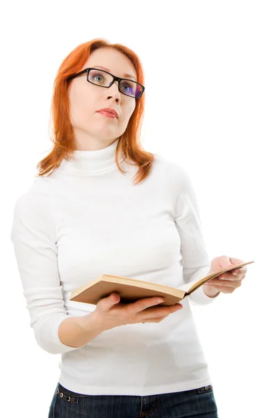 Bella ragazza dai capelli rossi in occhiali legge libro . — Foto Stock