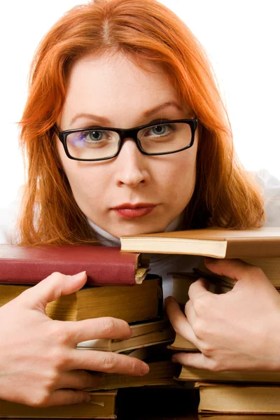 Schöne rothaarige Mädchen mit Brille liest Buch. — Stockfoto
