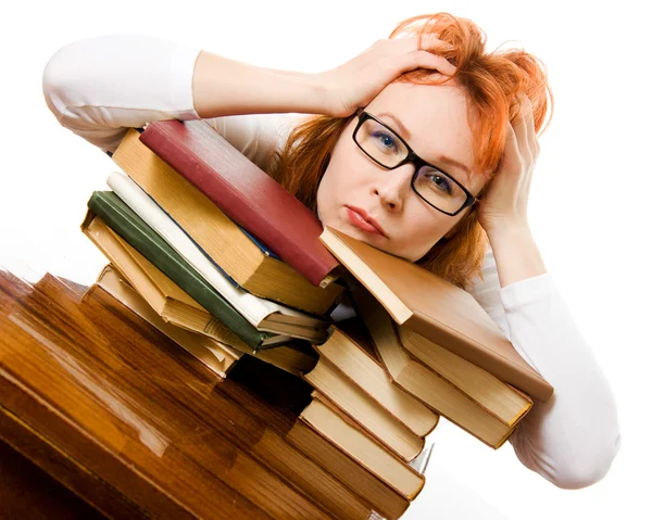 Vacker rödhårig flicka i glasögon läser bok. — Stockfoto
