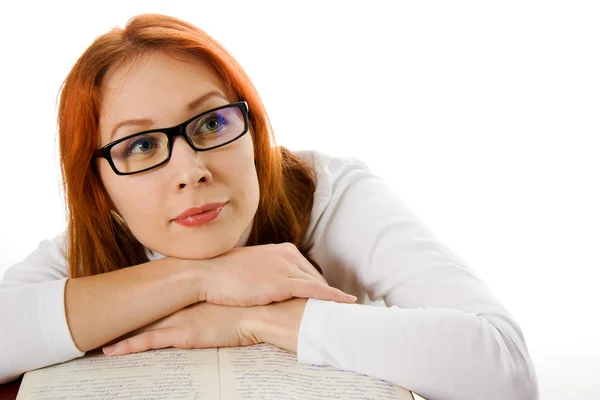 Hermosa chica pelirroja en gafas lee libro . —  Fotos de Stock