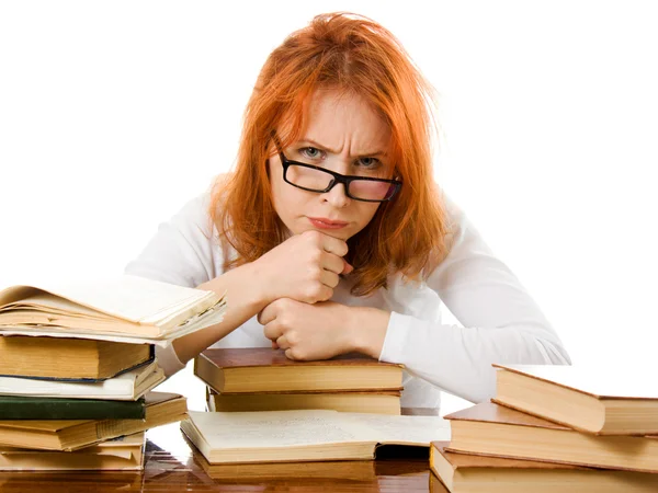 漂亮的红发女孩眼镜看书. — 图库照片
