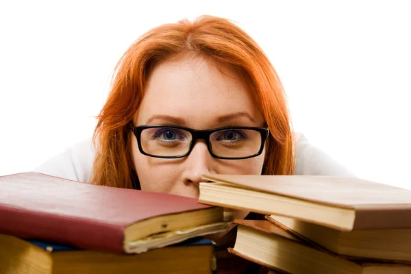 Menina ruiva bonita em óculos lê livro . — Fotografia de Stock