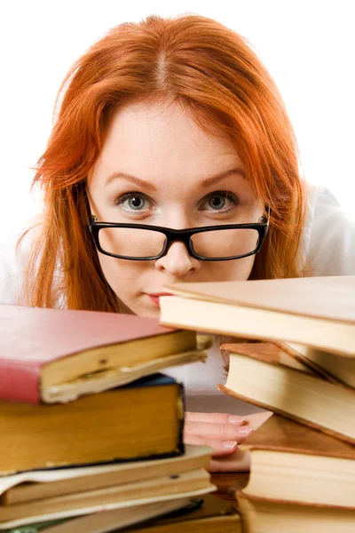 Belle fille aux cheveux roux dans des lunettes lit livre . — Photo