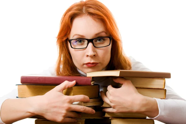 Красива руда дівчина в окулярах читає книгу . — стокове фото