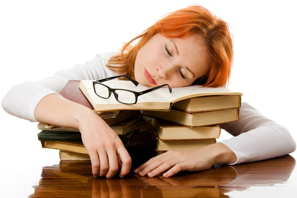 Красивая рыжая девушка в очках читает книгу . — стоковое фото
