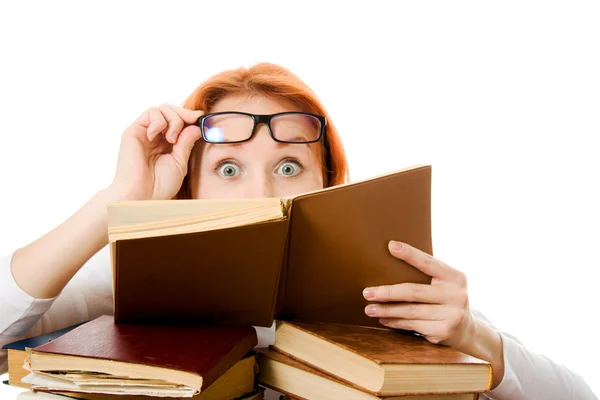 Hermosa chica pelirroja en gafas lee libro . —  Fotos de Stock