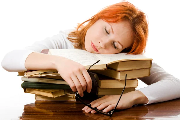 Piękna rudowłosa dziewczyna w okularach czyta książki. Obrazek Stockowy