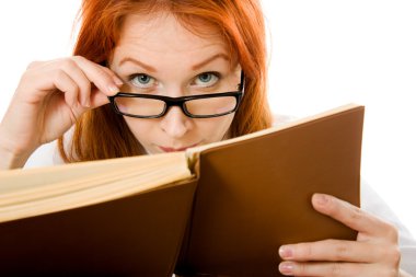 güzel kızıl saçlı Kız bardaklarda kitap okur.