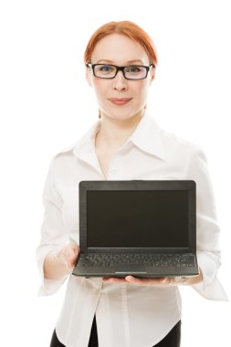 bir dizüstü bilgisayar ile Kızıl saçlı güzel kadın