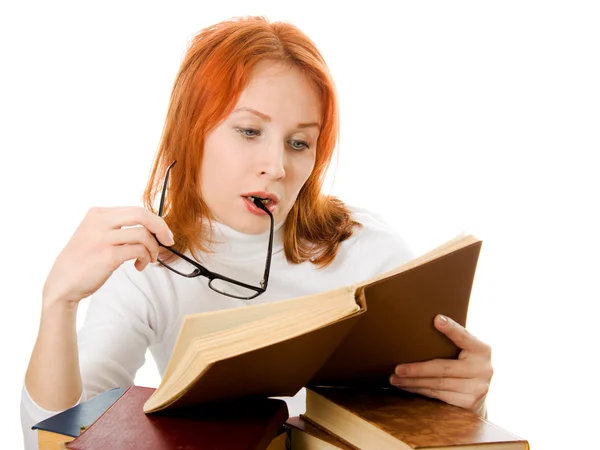 Bella ragazza dai capelli rossi in occhiali legge libro . — Foto Stock