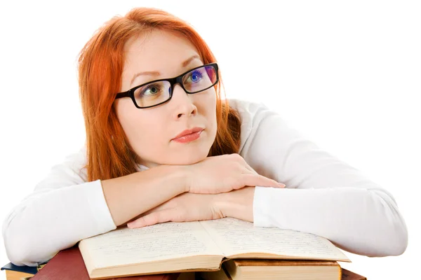 Krásná rusovlasá dívka v brýlích čte knihu. — Stock fotografie