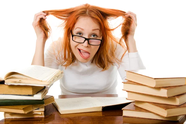Menina ruiva bonita em óculos lê livro . — Fotografia de Stock