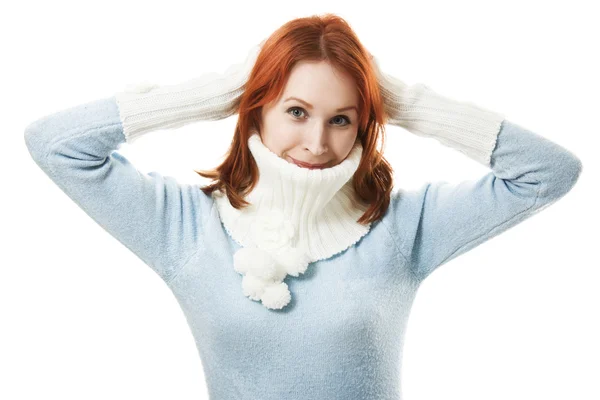Красивая девушка в шарфе и рукавицах на белом фоне . — стоковое фото