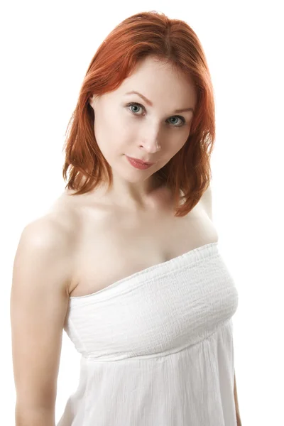 Heureuse belle jeune femme sexy en robe blanche isolée sur fond blanc . — Photo
