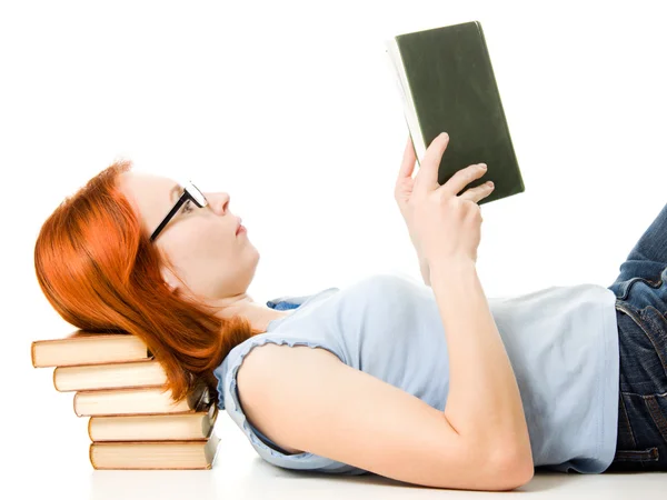 Jonge mooie vrouw met rood haar boek lezen — Stockfoto