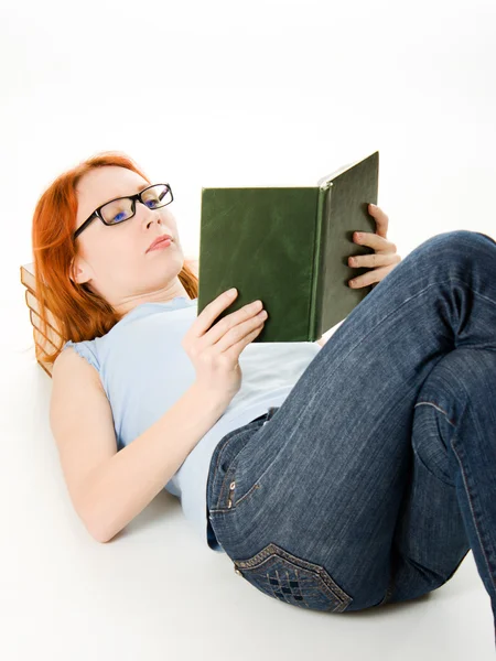 Ung vacker kvinna med rött hår läser bok — Stockfoto