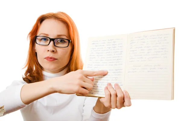 Schöne rothaarige Mädchen mit Brille liest Buch — Stockfoto