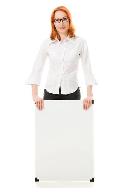 Jovem empresária mostrando tabuleta em branco . — Fotografia de Stock