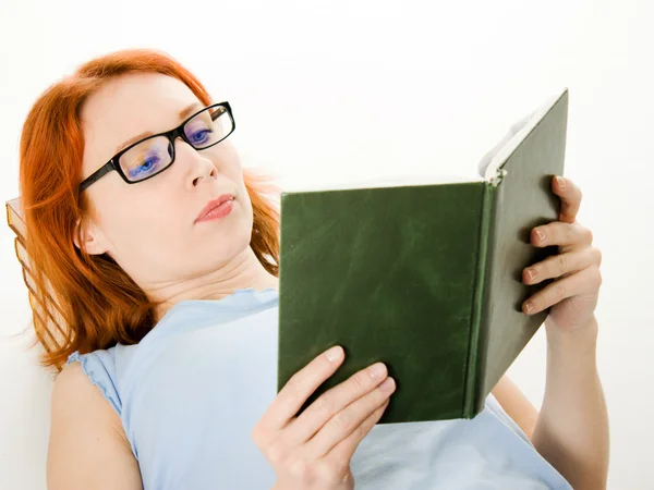 Jeune belle femme avec des cheveux roux livre de lecture — Photo