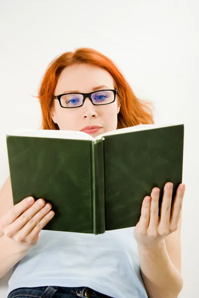 Młoda kobieta piękne czerwone włosy czytanie książki — Zdjęcie stockowe