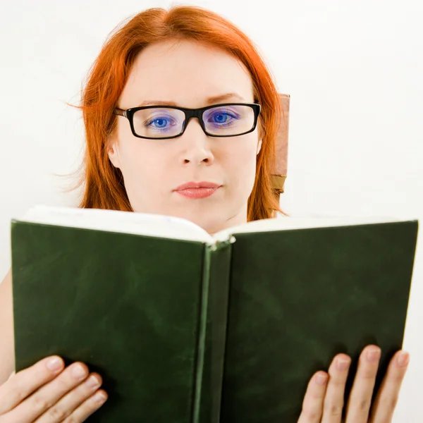 Fiatal gyönyörű nő, vörös hajú könyvet olvas — Stock Fotó