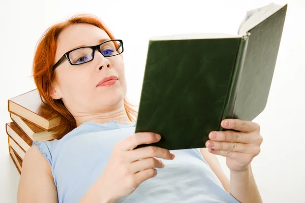 Mladá krásná žena s červenými vlasy, čtení knihy — Stock fotografie
