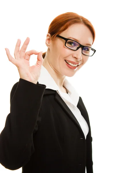 Glimlachend zakelijke vrouw gebaar toont oke. — Stockfoto