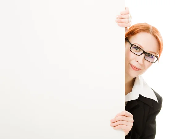 Mujer de negocios con gafas escondidas detrás de una hoja de papel blanco —  Fotos de Stock