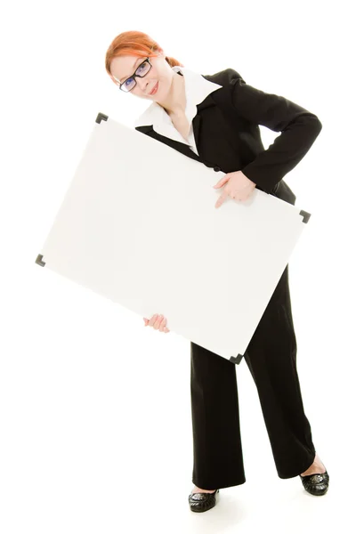 Geschäftsfrau mit Brille hält leeres Whiteboard-Schild. — Stockfoto