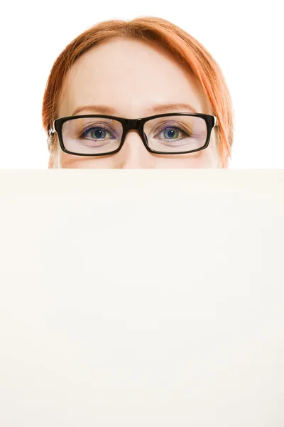 Mujer de negocios con gafas escondidas detrás de una hoja de papel blanco —  Fotos de Stock