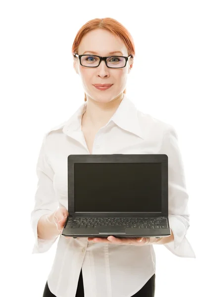 Красивая женщина с рыжими волосами с ноутбуком — стоковое фото