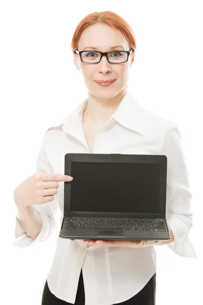 Mulher bonita com cabelo vermelho com um laptop — Fotografia de Stock