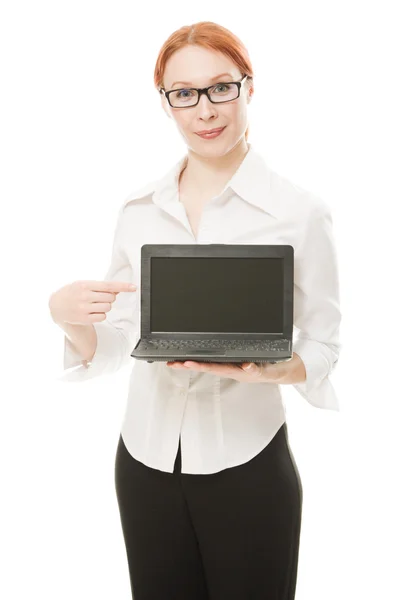 Mooie vrouw met rood haar met een laptop — Stockfoto