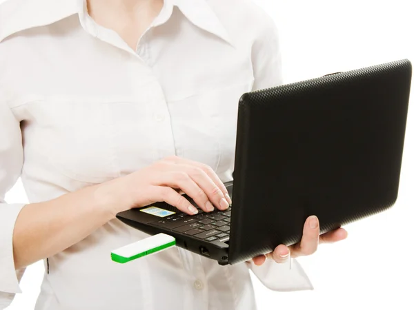 Closeup of plugging in flash drive into laptop — Stock Photo, Image