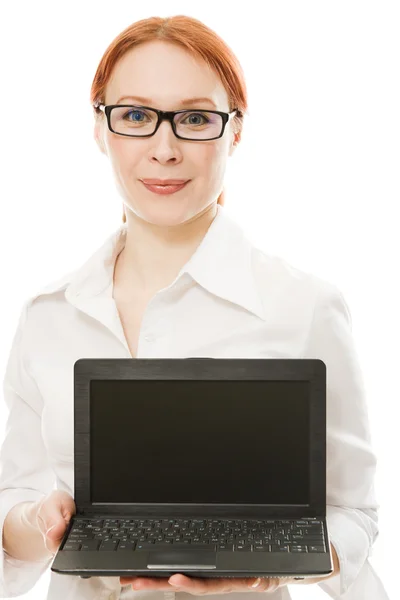 Bella donna con i capelli rossi con un computer portatile — Foto Stock