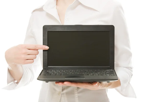 La femme pointe son doigt sur un ordinateur portable . — Photo