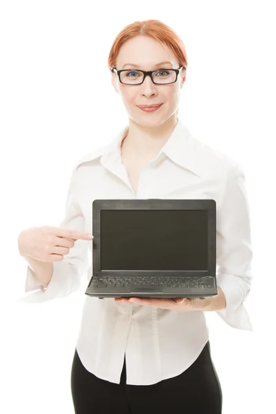 Όμορφη γυναίκα με τα κόκκινα μαλλιά με ένα φορητό υπολογιστή — Φωτογραφία Αρχείου