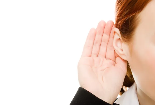 Primo piano della mano della donna al suo orecchio  . — Foto Stock