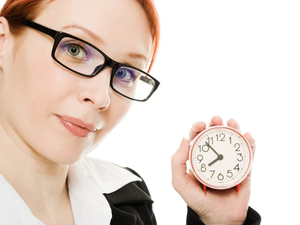 Mujer bastante sonriente sosteniendo un reloj —  Fotos de Stock
