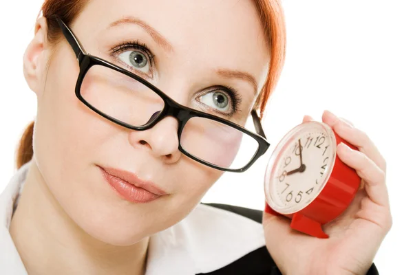 Affärskvinna som bär glasögon lyssnande klocka . — Stockfoto