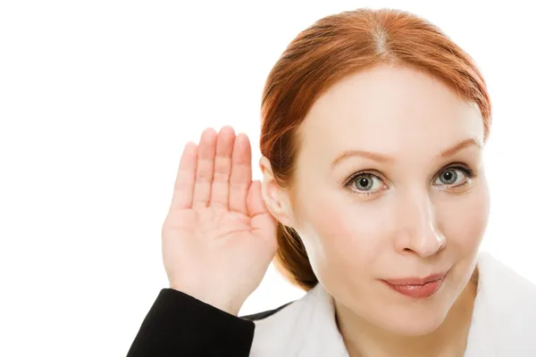 Acercamiento de la mano de la mujer a su oído  . — Foto de Stock