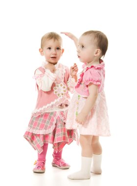 pembe elbiseli iki güzel bebek