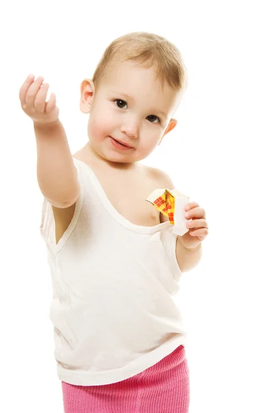 아기는 흰색 바탕에 사탕을 먹는다 — 스톡 사진