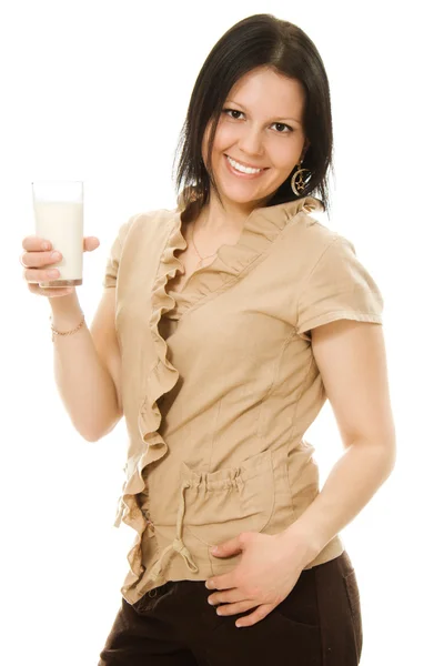 Женщина пьет молоко на белом фоне . — стоковое фото
