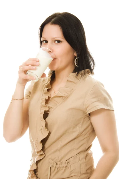 Kvinna dricka mjölk på en vit bakgrund. — Stockfoto