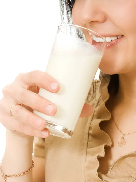 Жінка п'є молоко на білому тлі . — стокове фото