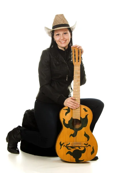 Cowgirl en ahat avec guitare acoustique — Photo
