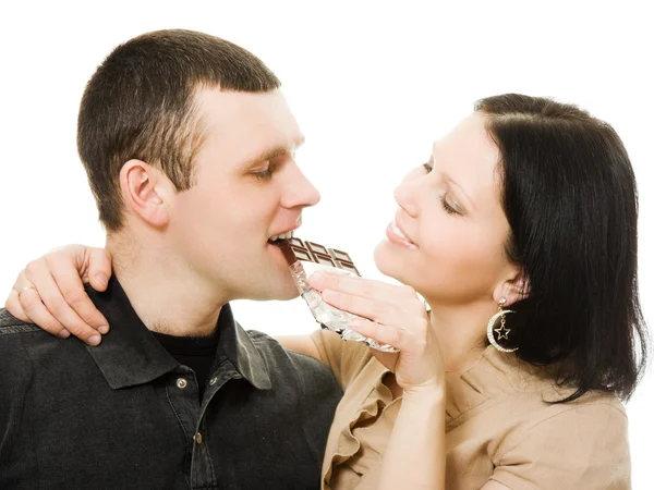 Frau füttert Mann mit Schokolade . — Stockfoto