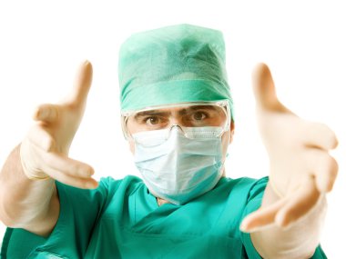 beyaz zemin üzerinde bir maske ve eldiven giyen erkek cerrah.