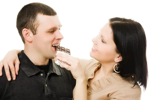 Mulher alimentando um homem de chocolate  . — Fotografia de Stock